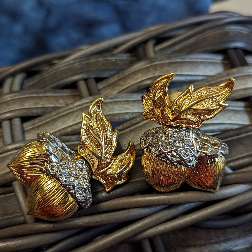 Vintage costume jewelry acorn fall gold&silver tone clip on earrings